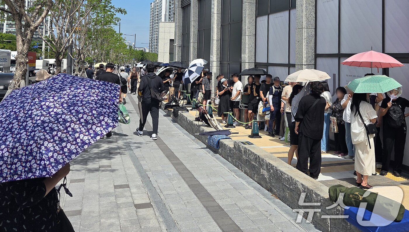 본문 이미지 - 지난 17일 오전 대구 달서구 상인 푸르지오 센터파크 분양사무소 앞에 전세 계약을 하려는 사람들이 길게 줄지어 차례를 기다리고 있다. (독자 제공. 재판매 및 DB 금지) 2026.6.18/뉴스1