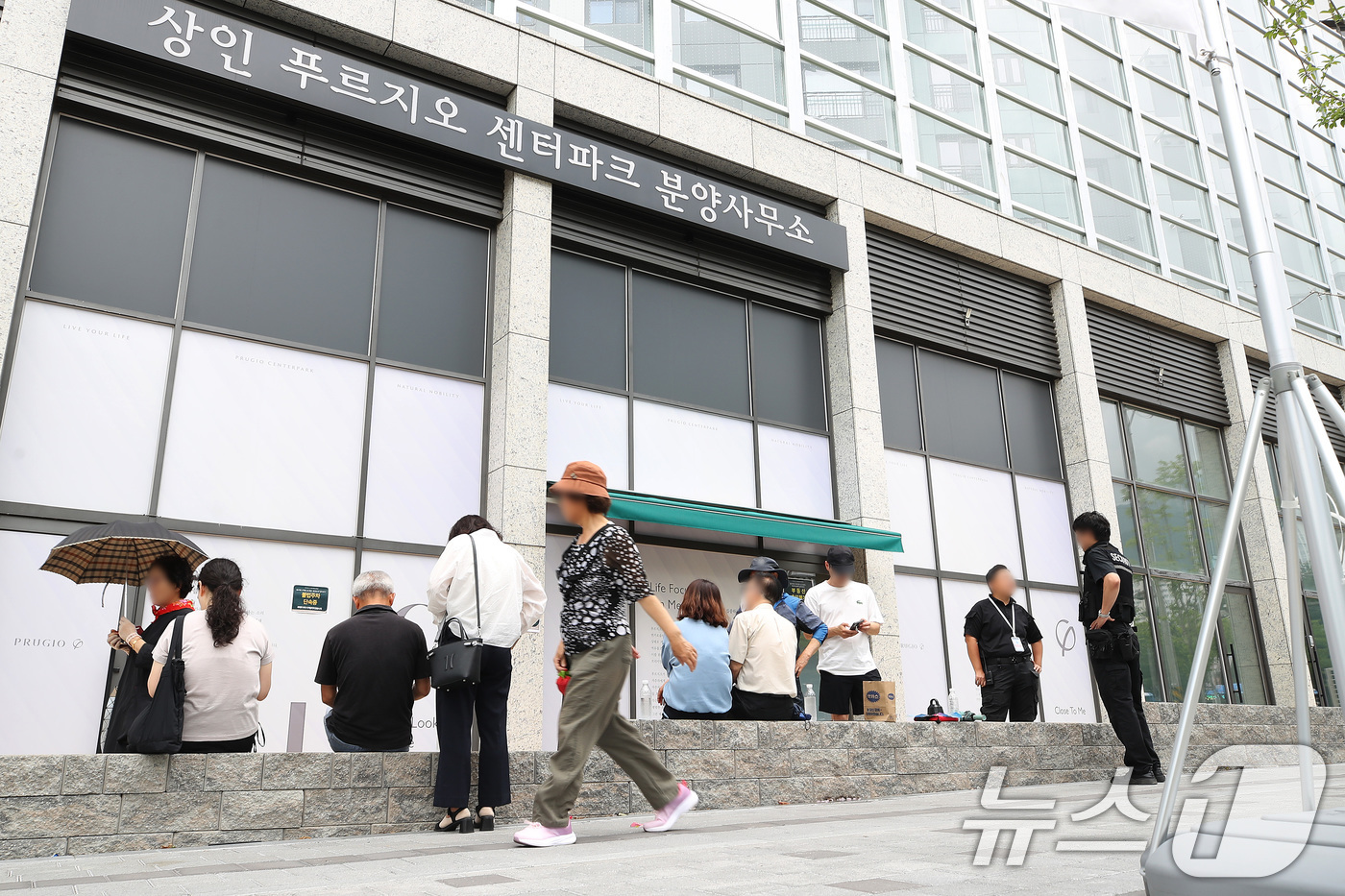 (대구=뉴스1) 공정식 기자 = 18일 오전 대구 달서구 상인 푸르지오 센터파크 분양사무소 앞에 전세 계약을 하려는 사람들이 접수를 기다리고 있다. 2026.6.18/뉴스1