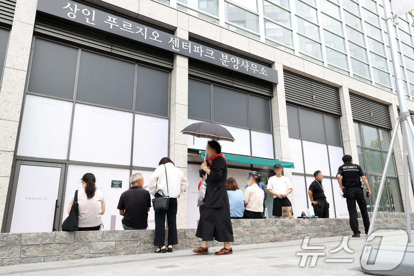 (대구=뉴스1) 공정식 기자 = 18일 오전 대구 달서구 상인 푸르지오 센터파크 분양사무소 앞에 전세 계약을 하려는 사람들이 접수를 기다리고 있다. 2026.6.18/뉴스1