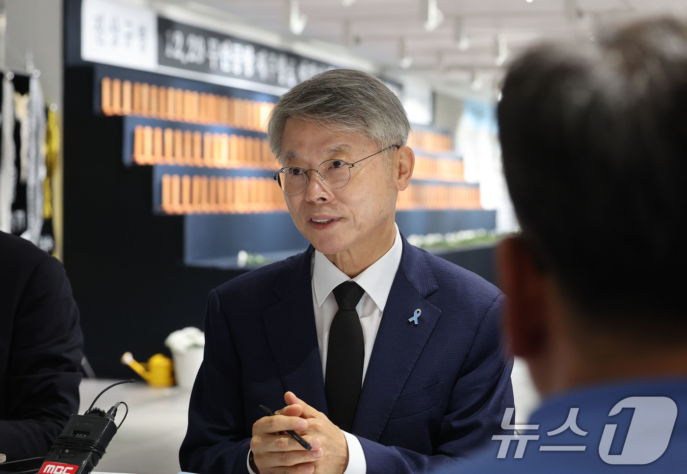 (광주=뉴스1) 박지현 기자 = 민형배 전남광주통합특별시장 당선인이 18일 광주 YMCA 1층에 마련된 12·29여객기참사시민분향소에서 유가족 대표단의 의견을 청취하고 있다. 20 …