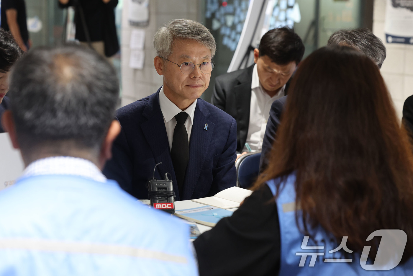 (광주=뉴스1) 박지현 기자 = 민형배 전남광주통합특별시장 당선인이 18일 광주 YMCA 1층에 마련된 12·29여객기참사시민분향소에서 유가족 대표단의 의견을 청취하고 있다. 20 …
