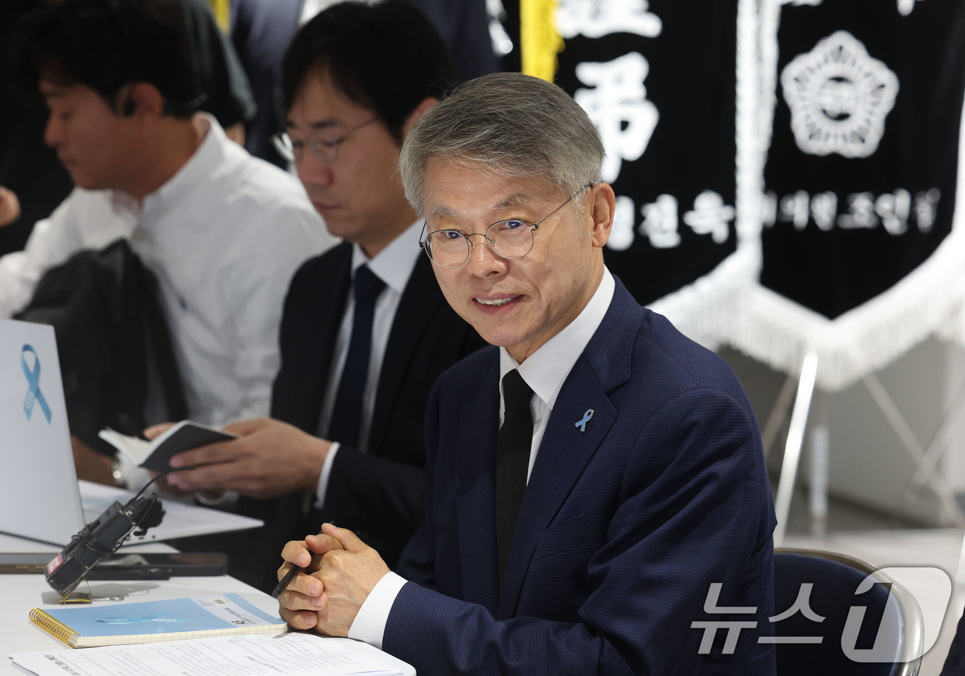 (광주=뉴스1) 박지현 기자 = 민형배 전남광주통합특별시장 당선인이 18일 광주 YMCA 1층에 마련된 12·29여객기참사시민분향소에서 유가족 대표단의 의견을 청취하고 있다. 20 …