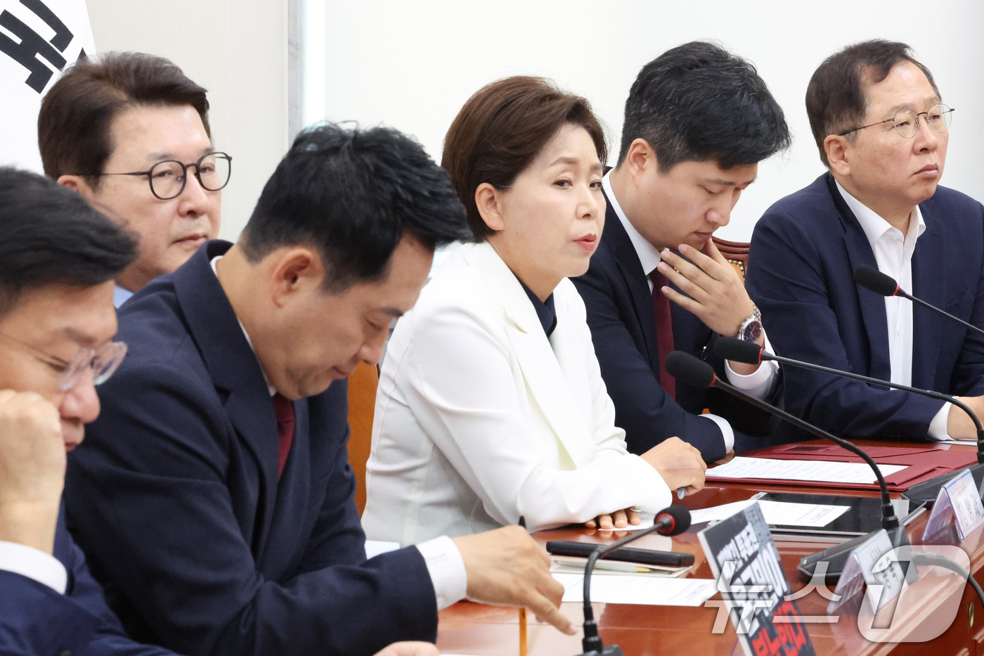 (서울=뉴스1) 신웅수 기자 = 장동혁 국민의힘 대표와 우재준 최고위원 등이 18일 서울 여의도 국회에서 열린 최고위원회의에서 생각에 잠겨 있다. 2026.6.18/뉴스1