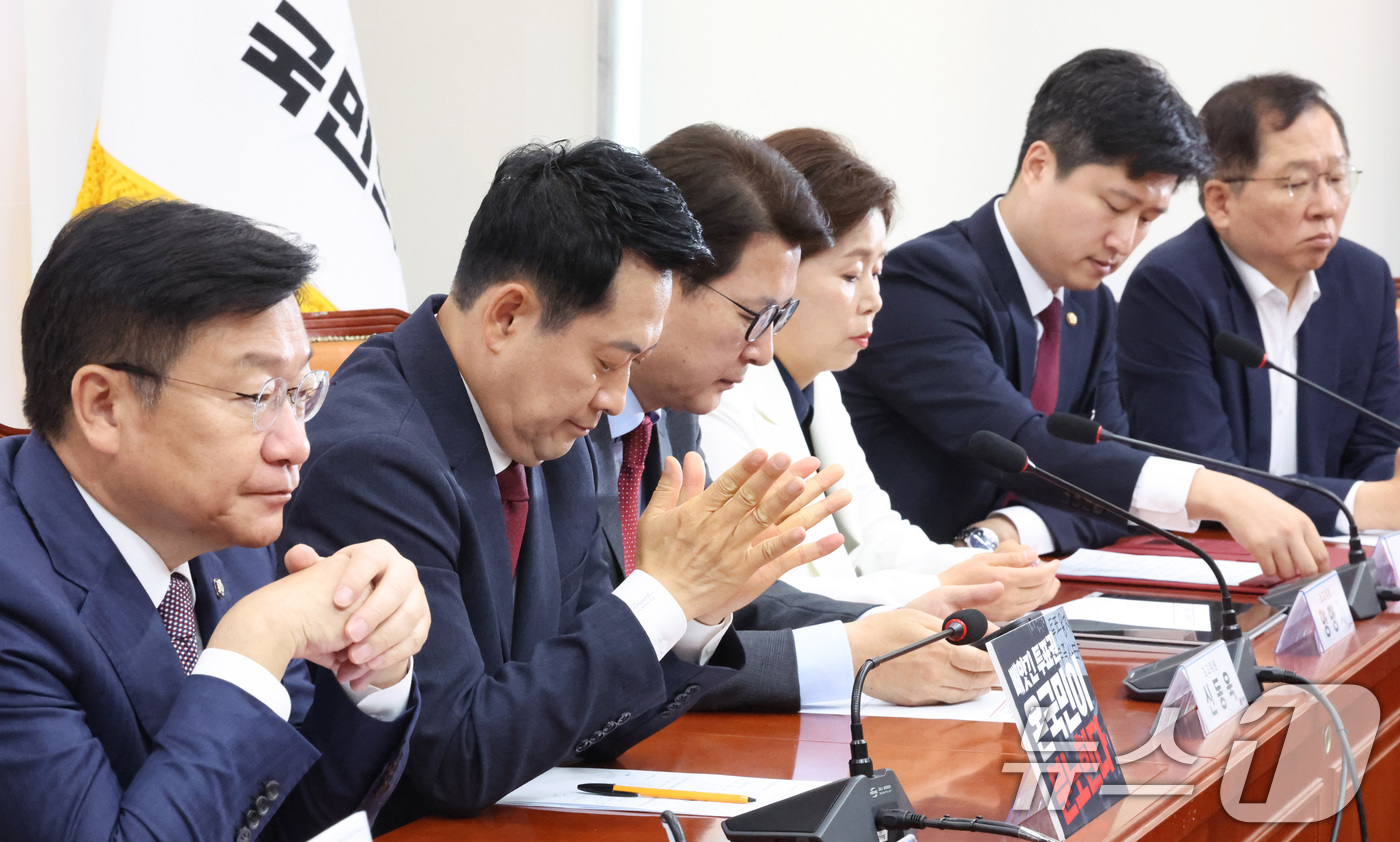 (서울=뉴스1) 신웅수 기자 = 장동혁 국민의힘 대표와 정점식 원내대표, 신동욱·우재준 최고위원이 18일 서울 여의도 국회에서 열린 최고위원회의에서 생각에 잠겨 있다. 2026.6 …