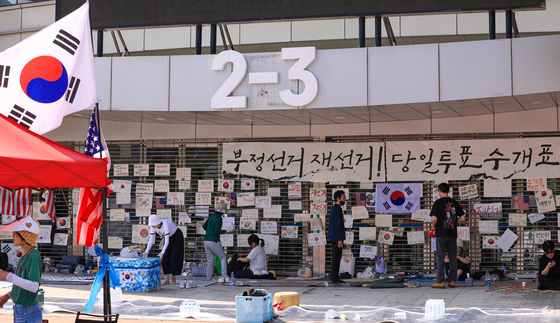 14일째 이어지는 시위 '재선거 요구하는 시민들'