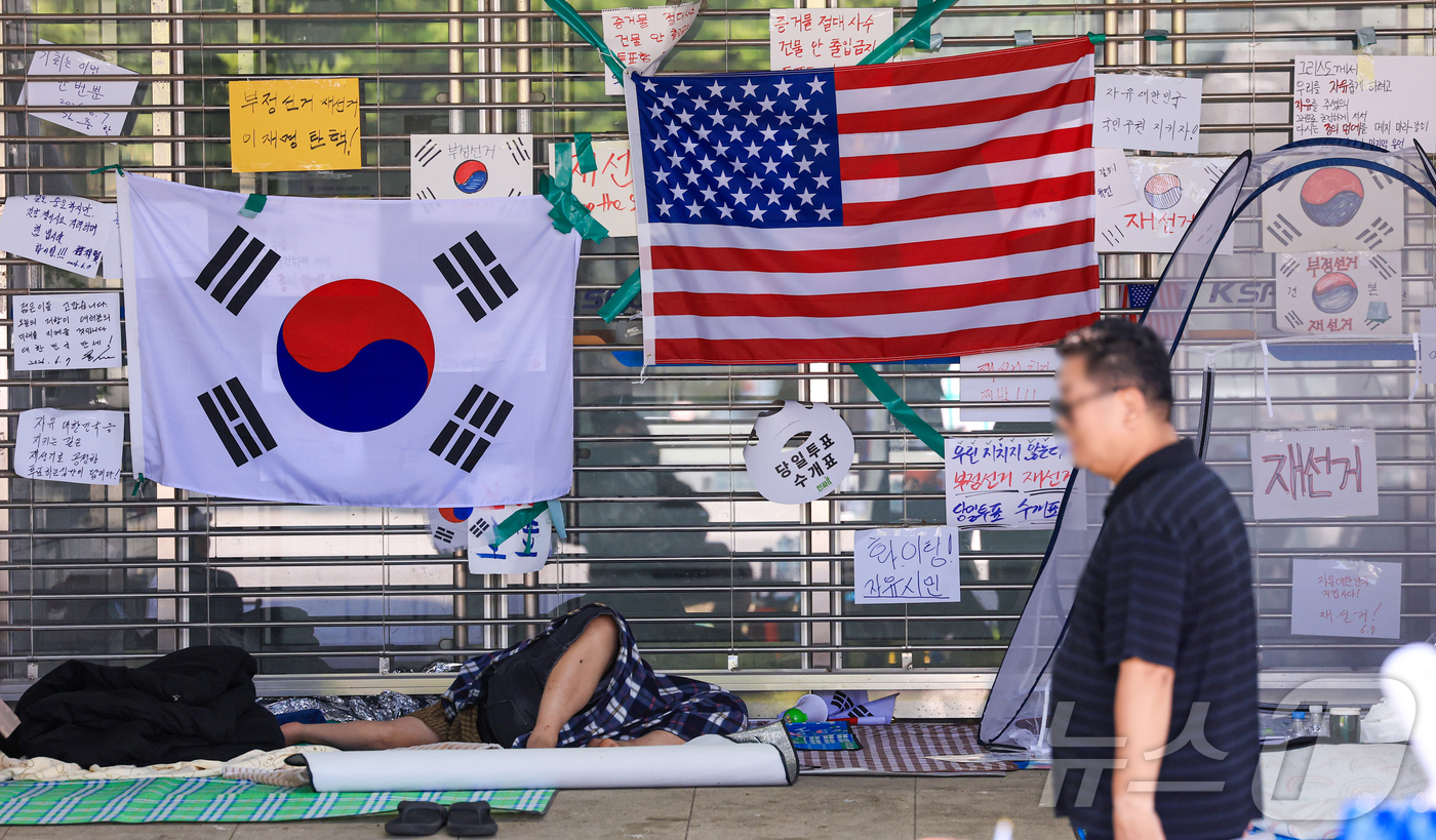 (서울=뉴스1) 이호윤 기자 = 제9회 전국동시지방선거 투표용지 부족 사태를 규탄하는 개표소 봉쇄 시위가 계속된 18일 서울 송파구 올림픽공원 핸드볼경기장에서 시민들이 재선거 등을 …
