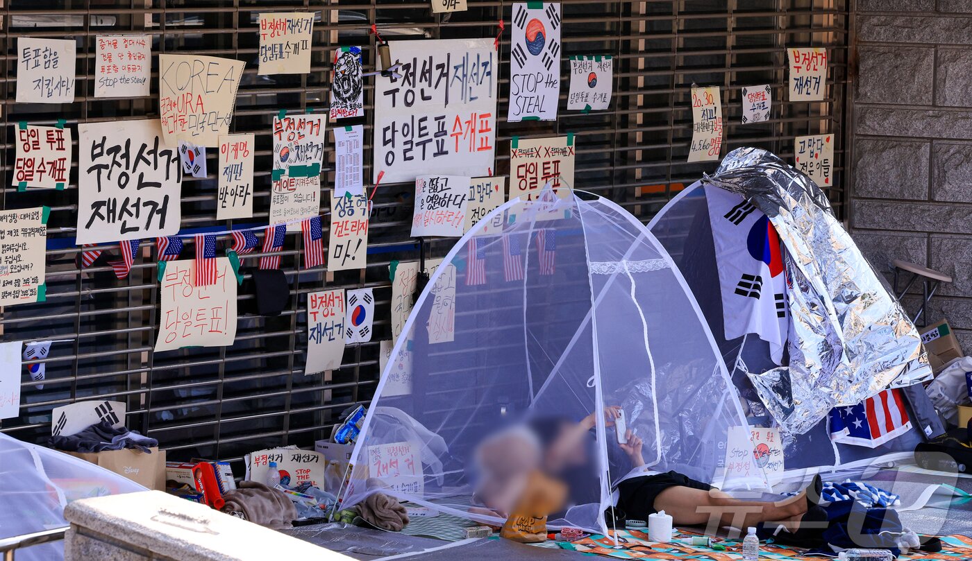 본문 이미지 - 제9회 전국동시지방선거 투표용지 부족 사태를 규탄하는 개표소 봉쇄 시위가 계속된 18일 서울 송파구 올림픽공원 핸드볼경기장. 2026.6.18 ⓒ 뉴스1 이호윤 기자