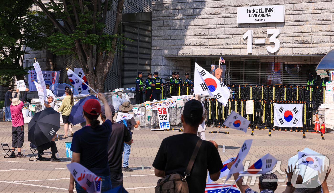 (서울=뉴스1) 이호윤 기자 = 제9회 전국동시지방선거 투표용지 부족 사태를 규탄하는 개표소 봉쇄 시위가 계속된 18일 서울 송파구 올림픽공원 핸드볼경기장 앞에서 시민들이 구호를 …