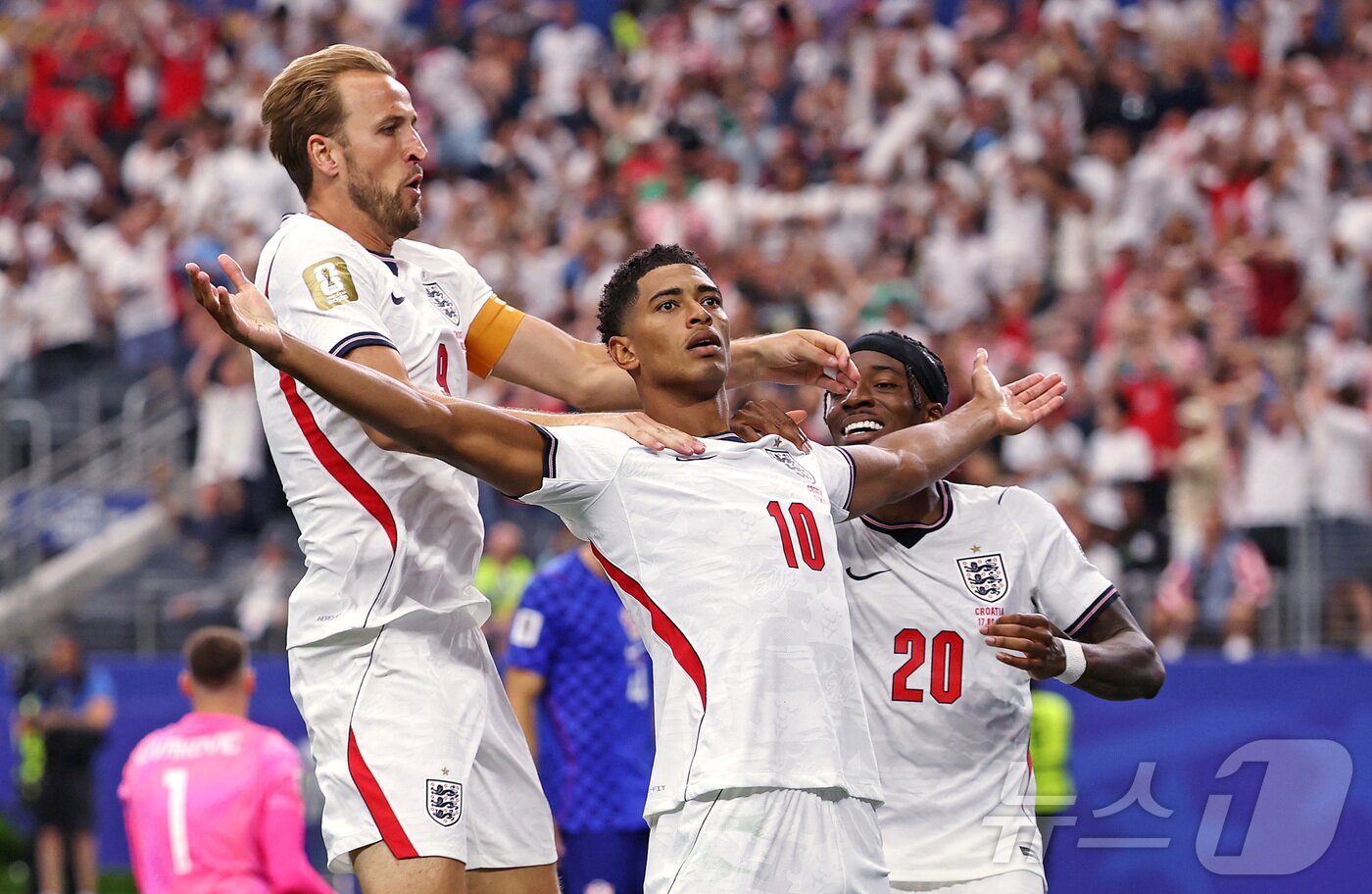 본문 이미지 - 17일(현지시간) 미국 텍사스 알링턴의 댈러스 스타디움에서 열린 2026년 FIFA 월드컵 조별리그 L조 잉글랜드와 크로아티아의 경기에서 잉글랜드의 주드 벨링햄이 팀의 세 번째 골을 넣은 후 해리 케인과 함께 기뻐하고 있다. ⓒ AFP=뉴스1
