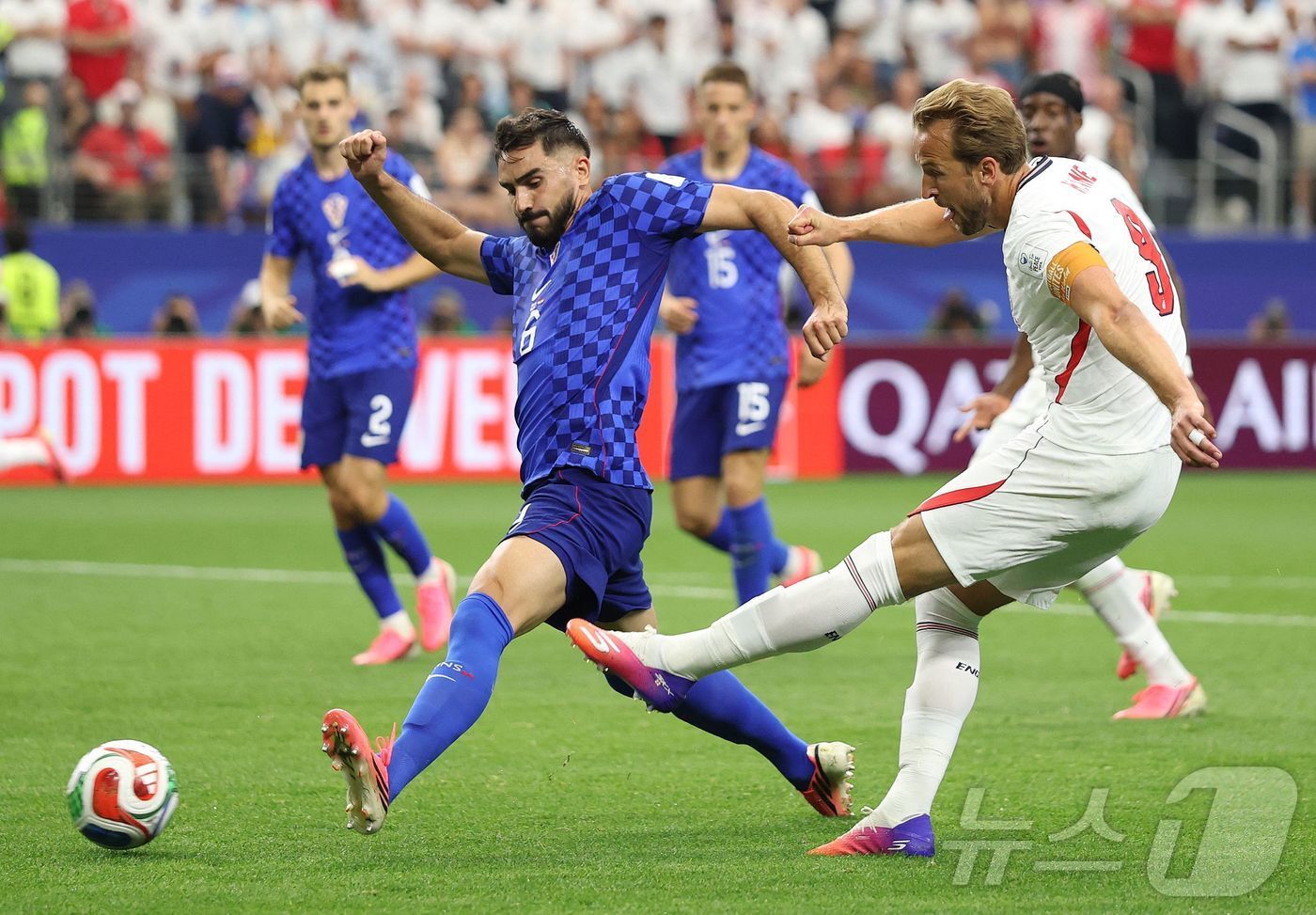 본문 이미지 - 17일(현지시간) 미국 텍사스 알링턴의 댈러스 스타디움에서 열린 FIFA 월드컵 2026 조별리그 L조 잉글랜드와 크로아티아의 경기에서 잉글랜드의 9번 해리 케인이 슛을 하고 있다.  ⓒ AFP=뉴스1