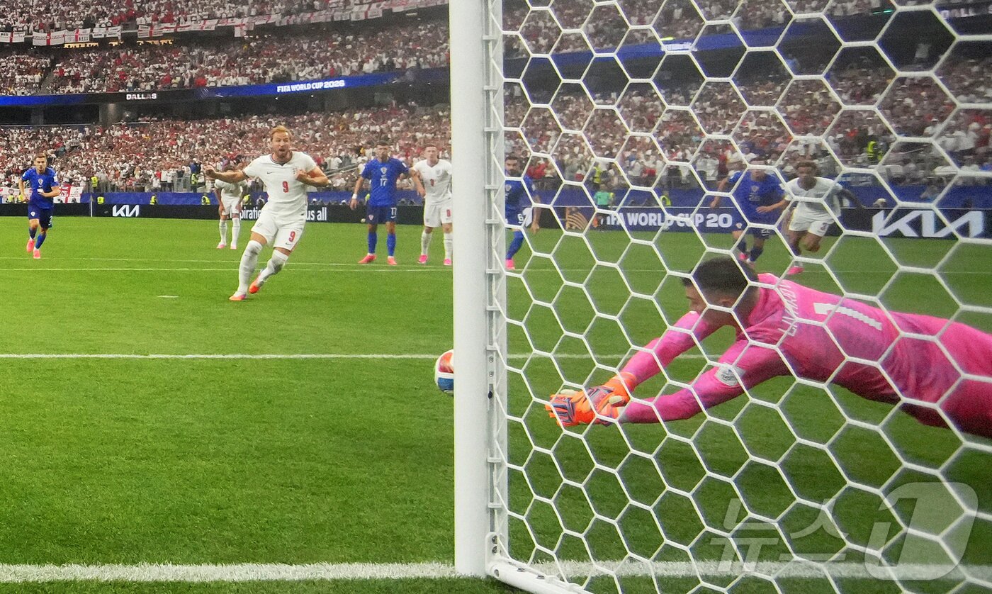 본문 이미지 - 17일(현지시간) 미국 텍사스 알링턴의 댈러스 스타디움에서 열린 FIFA 월드컵 2026 조별리그 L조 잉글랜드와 크로아티아의 경기에서 잉글랜드의 9번 해리 케인이 슛을 시도하고 있다  ⓒ 로이터=뉴스1