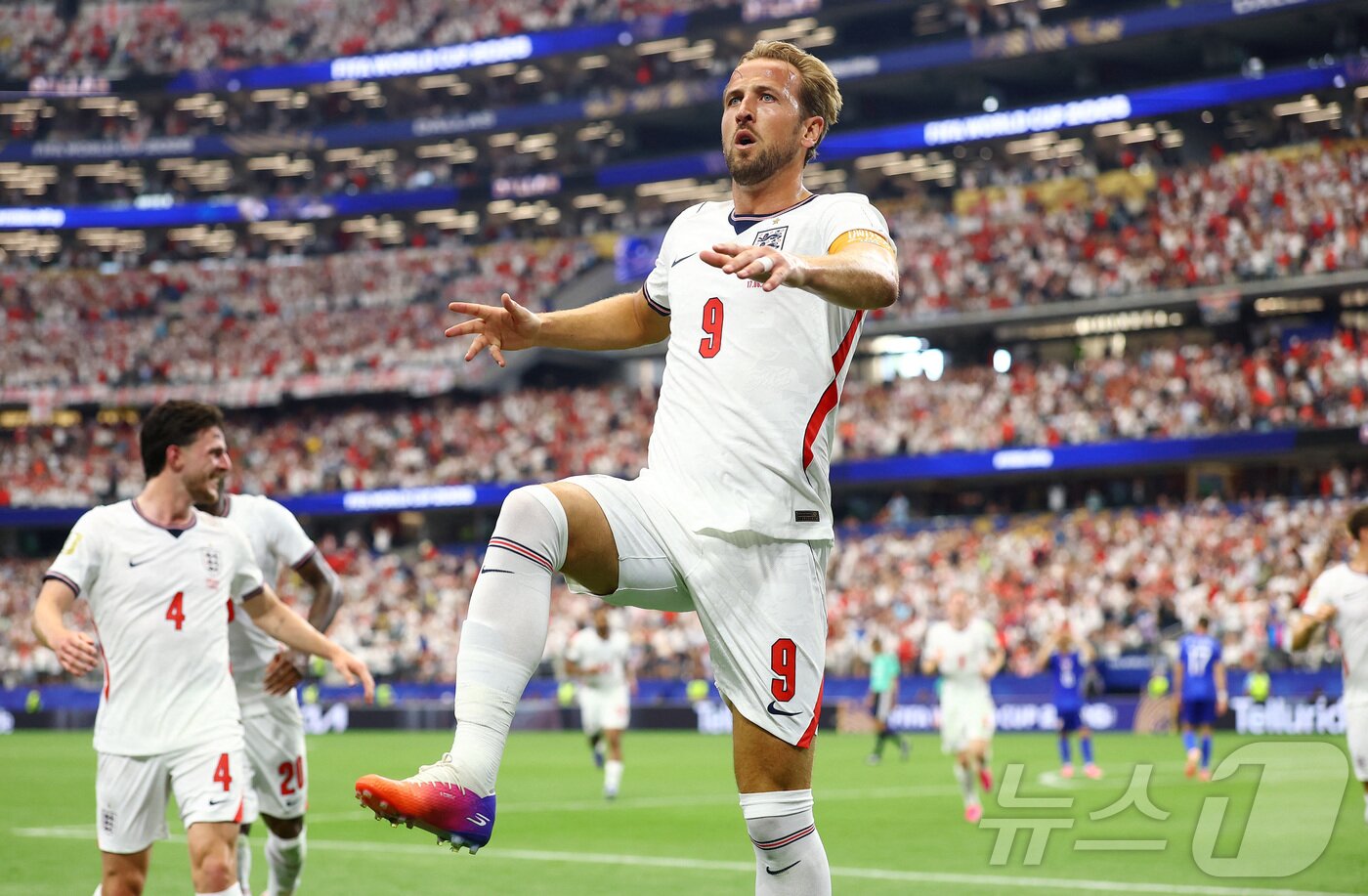 본문 이미지 - 17일(현지시간) 미국 텍사스 알링턴의 댈러스 스타디움에서 열린 FIFA 월드컵 2026 조별리그 L조 잉글랜드와 크로아티아의 경기에서 잉글랜드의 9번 해리 케인이 팀의 두 번째 골을 넣고 기뻐하고 있다 ⓒ 로이터=뉴스1