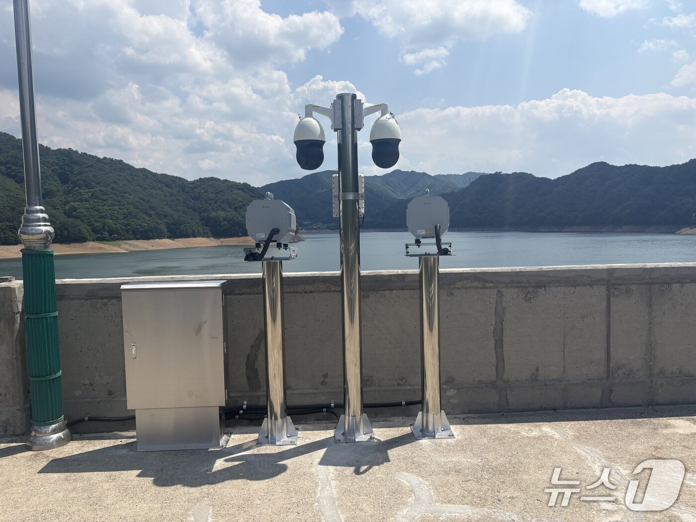 본문 이미지 - 화천수력발전소 수상통제선 설치 사진.(한국수력원자력 한강수력본부 제공. 재판매 및 DB금지)/뉴스1