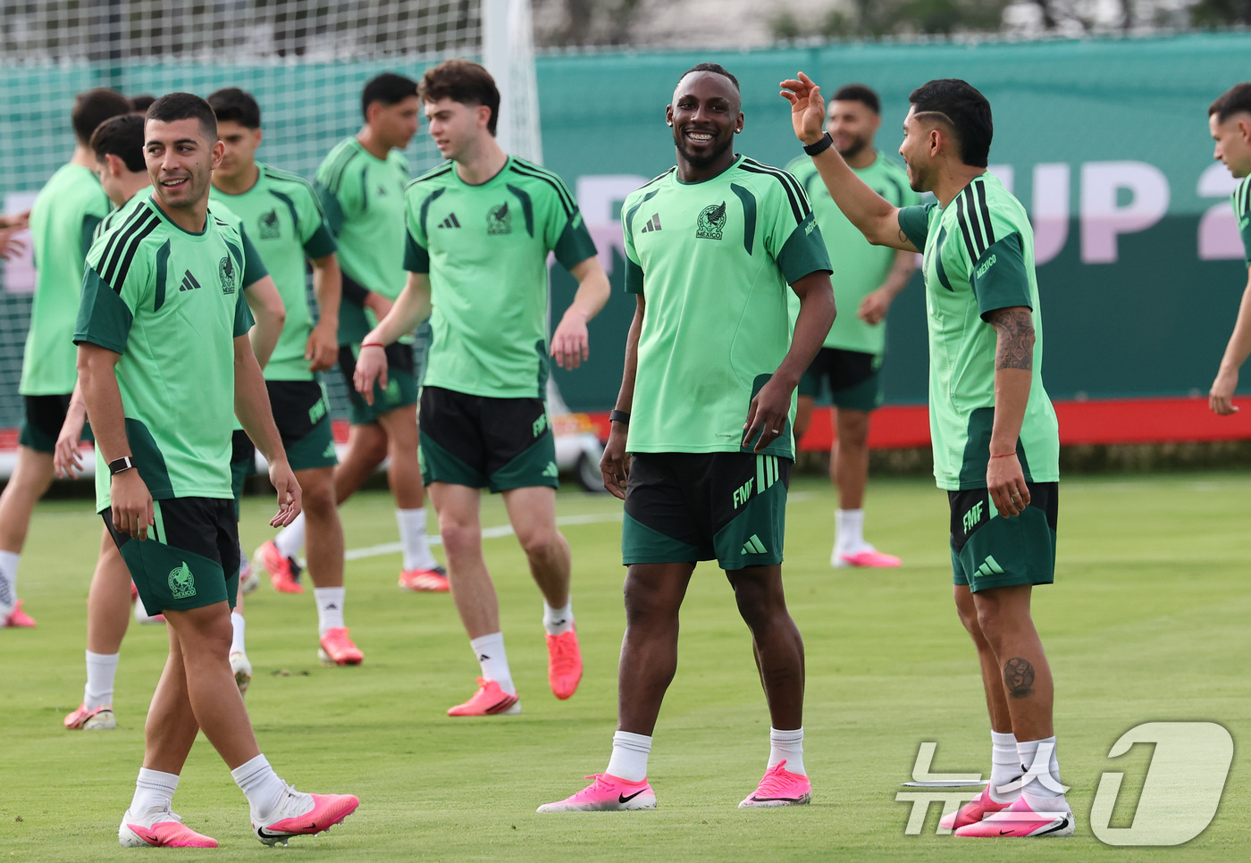 (과달라하라(멕시코)=뉴스1) 임세영 기자 = 멕시코 축구 국가대표팀 훌리안 퀴뇨네스(오른쪽 두번째)를 비롯한 선수들이 2026 북중미 월드컵 대한민국과의 조별리그 2차전을 하루 …