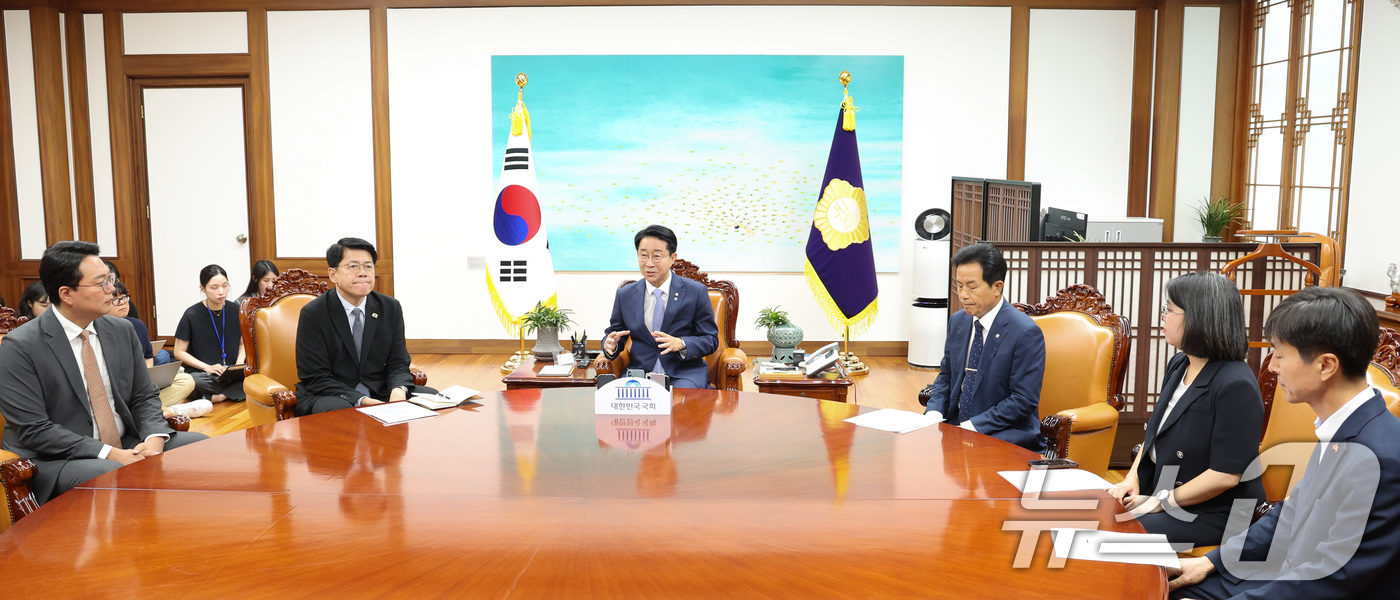 (서울=뉴스1) 신웅수 기자 = 조정식 국회의장이 18일 서울 여의도 국회에서 열린 비교섭단체 원내대표 회동에서 인사말을 하고 있다. 2026.6.18/뉴스1