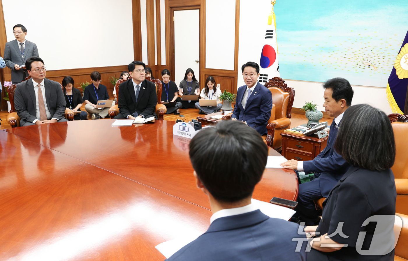 (서울=뉴스1) 신웅수 기자 = 조정식 국회의장이 18일 서울 여의도 국회에서 열린 비교섭단체 원내대표 회동에서 인사말을 하고 있다. 2026.6.18/뉴스1