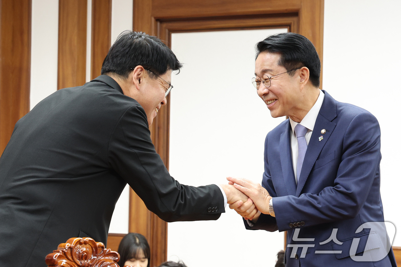 (서울=뉴스1) 신웅수 기자 = 조정식 국회의장이 18일 서울 여의도 국회에서 열린 비교섭단체 원내대표 회동에서 김준형 조국혁신당 원내대표와 인사하고 있다. 2026.6.18/뉴스 …