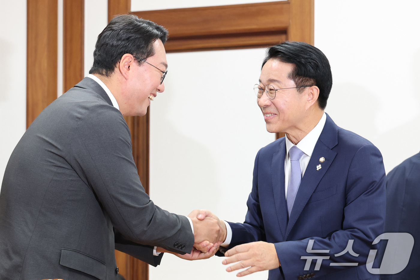 (서울=뉴스1) 신웅수 기자 = 조정식 국회의장이 18일 서울 여의도 국회에서 열린 비교섭단체 원내대표 회동에서 천하람 개혁신당 원내대표와 인사하고 있다. 2026.6.18/뉴스1 …