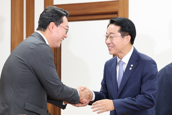 천하람 원내대표와 인사하는 조정식 의장
