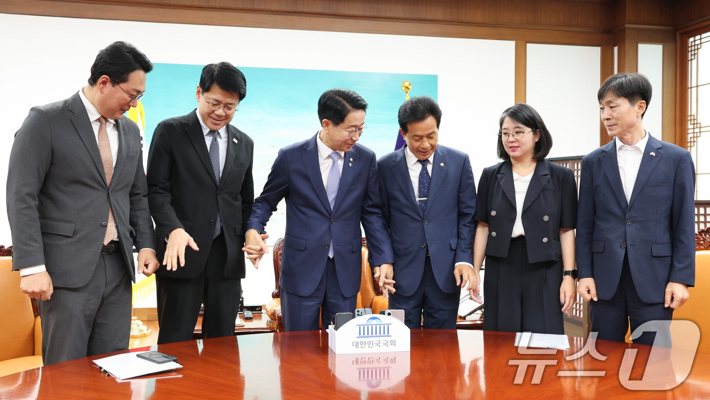 (서울=뉴스1) 신웅수 기자 = 조정식 국회의장이 18일 서울 여의도 국회에서 열린 비교섭단체 원내대표 회동에서 참석자들과 기념촬영을 하고 있다.왼쪽부터 천하람 개혁신당 원내대표, …