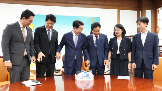 비교섭단체 원내대표 손 잡는 조정식 의장