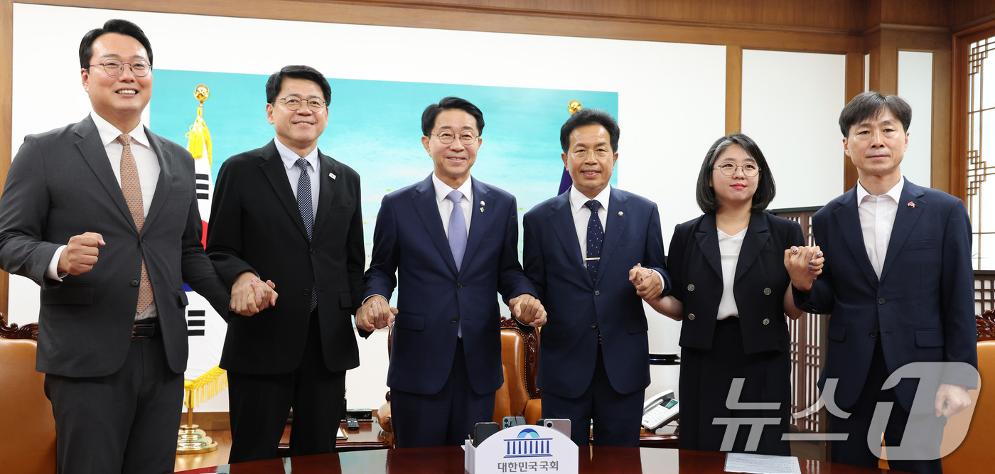 (서울=뉴스1) 신웅수 기자 = 조정식 국회의장이 18일 서울 여의도 국회에서 열린 비교섭단체 원내대표 회동에서 참석자들과 기념촬영을 하고 있다.왼쪽부터 천하람 개혁신당 원내대표, …