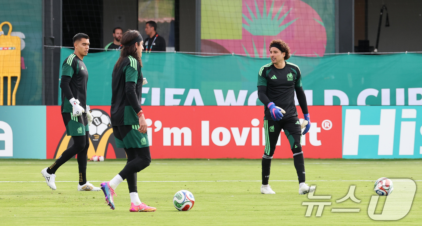 (과달라하라(멕시코)=뉴스1) 임세영 기자 = 멕시코 축구 국가대표팀 골키퍼 라울 랑헬을 비롯한 선수들이 2026 북중미 월드컵 대한민국과의 조별리그 2차전을 하루 앞둔 17일(현 …