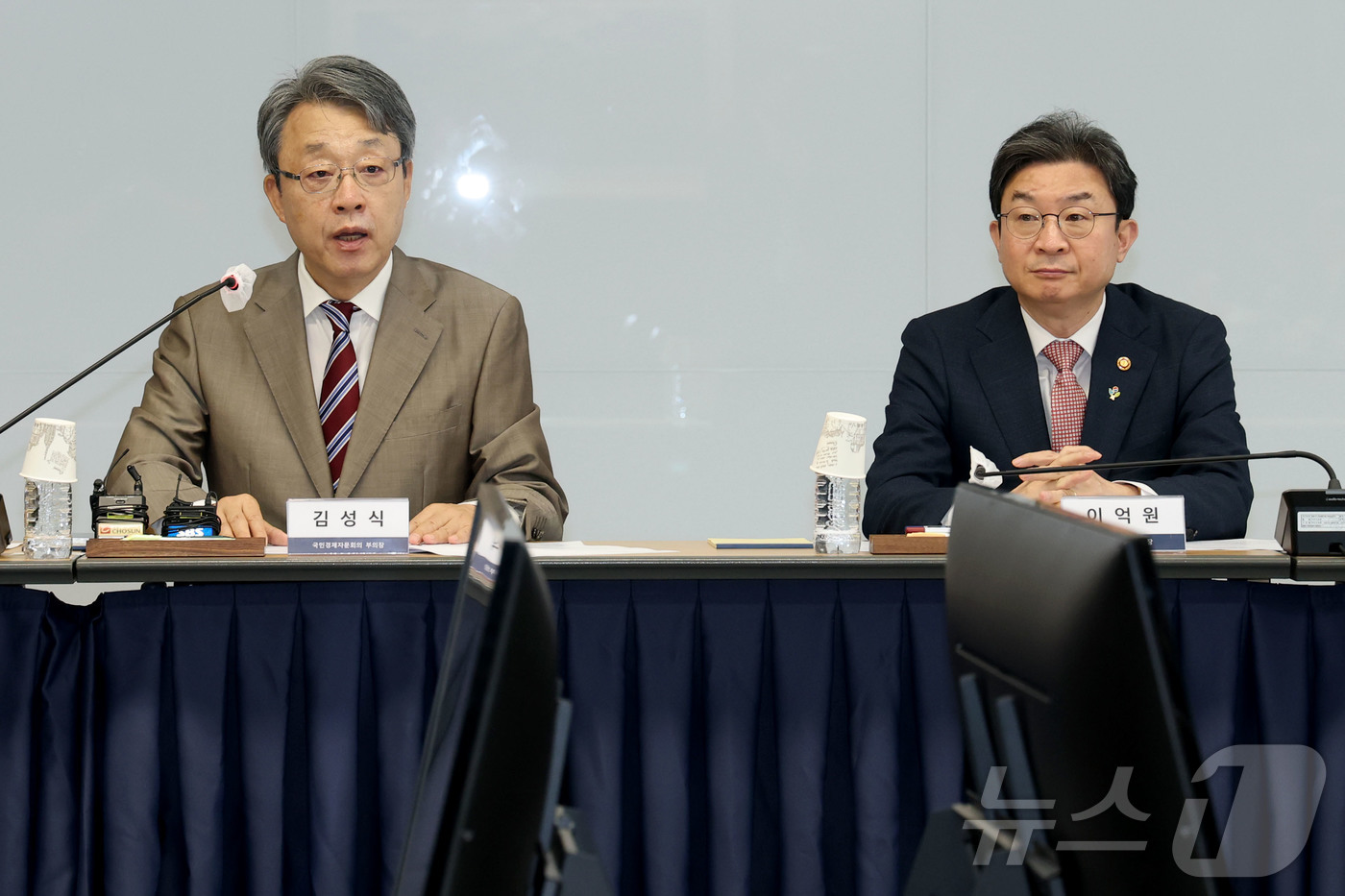 (서울=뉴스1) 이광호 기자 = 김성식 국민경제자문회의 부의장이 18일 오전 서울 종로구 국민경제자문회의지원단에서 열린 국민경제자문회의와 금융위원회 합동회의에서 발언하고 있다. 오 …