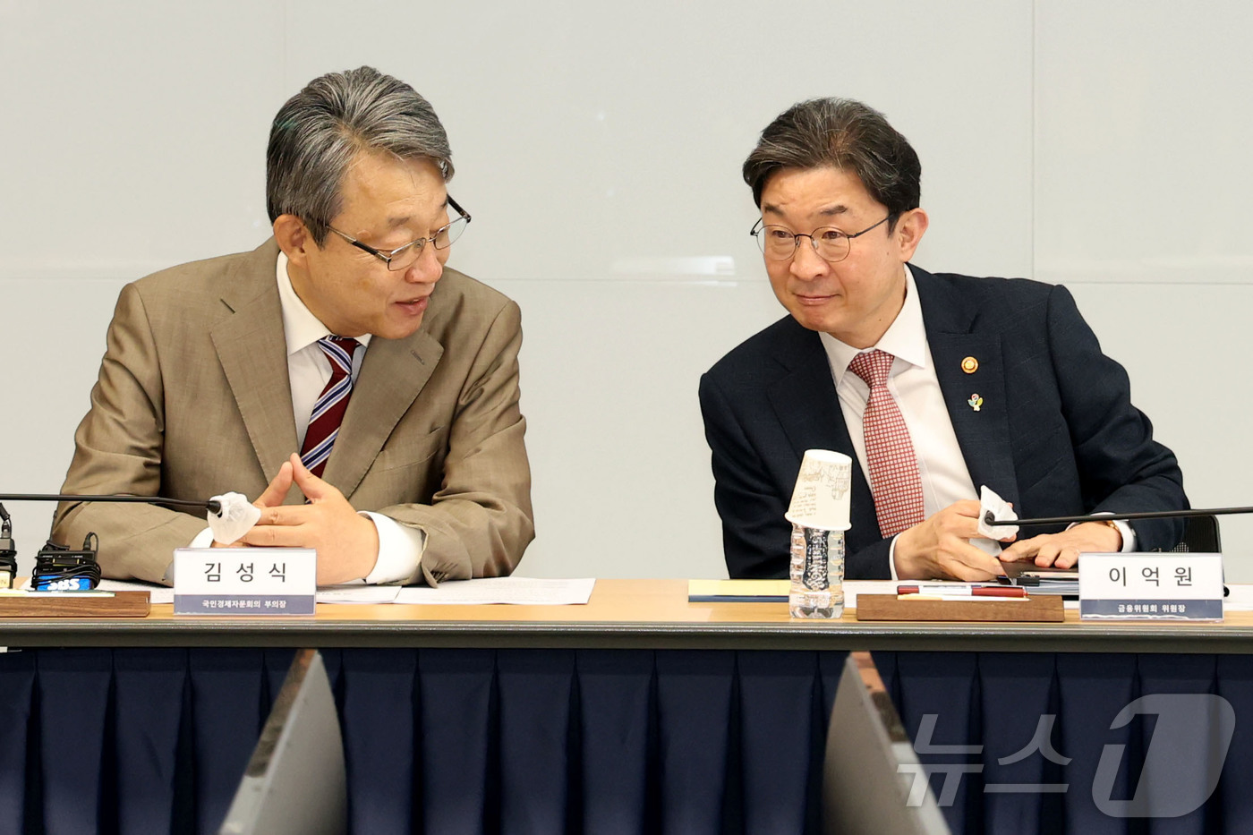 (서울=뉴스1) 이광호 기자 = 이억원 금융위원장(오른쪽)과 김성식 국민경제자문회의 부의장이 18일 오전 서울 종로구 국민경제자문회의지원단에서 열린 국민경제자문회의와 금융위원회 합 …