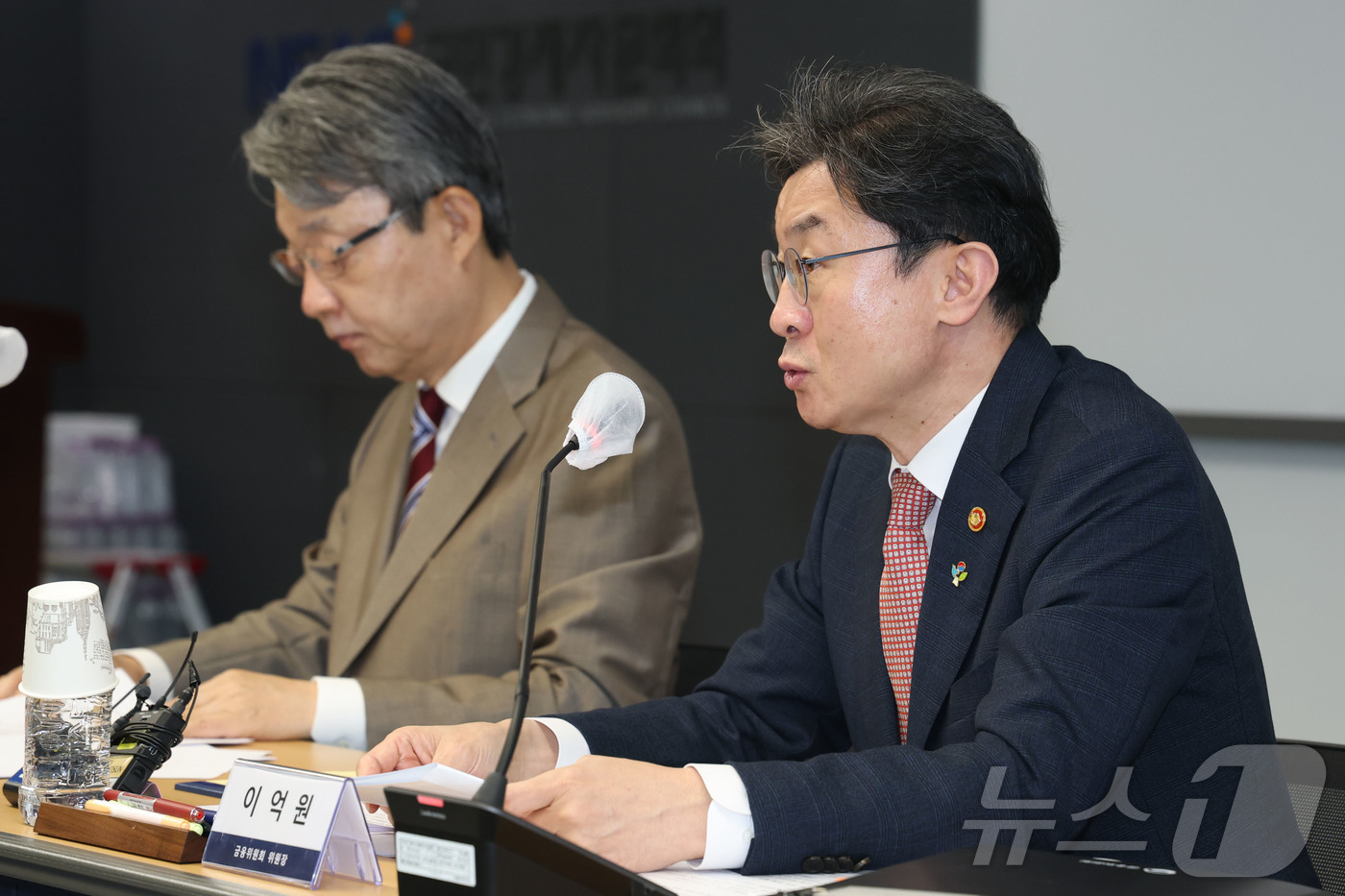 (서울=뉴스1) 이광호 기자 = 이억원 금융위원장이 18일 오전 서울 종로구 국민경제자문회의지원단에서 열린 국민경제자문회의와 금융위원회 합동회의에서 발언하고 있다. 왼쪽은 김성식 …