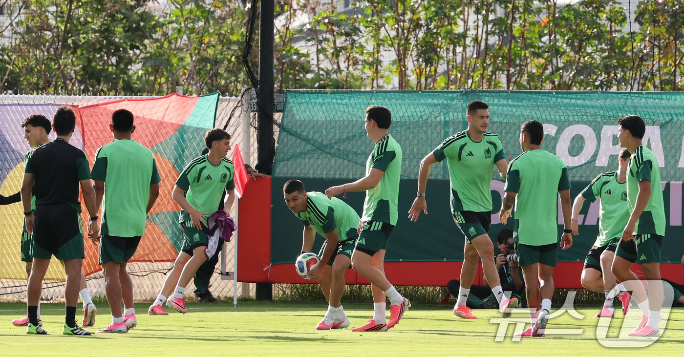 (과달라하라(멕시코)=뉴스1) 임세영 기자 = 멕시코 축구 국가대표팀 선수들이 2026 북중미 월드컵 대한민국과의 조별리그 2차전을 하루 앞둔 17일(현지시간) 멕시코 과달라하라 …