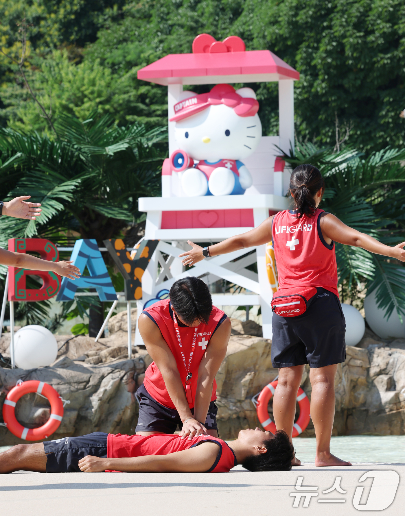 (용인=뉴스1) 김영운 기자 = 18일 경기 용인시 처인구 캐리비안 베이에서 라이프가드들이 수상 인명구조 모의훈련을 하고 있다.산리오캐릭터즈와 콜라보한 여름축제 '헬로 썸머 파티' …