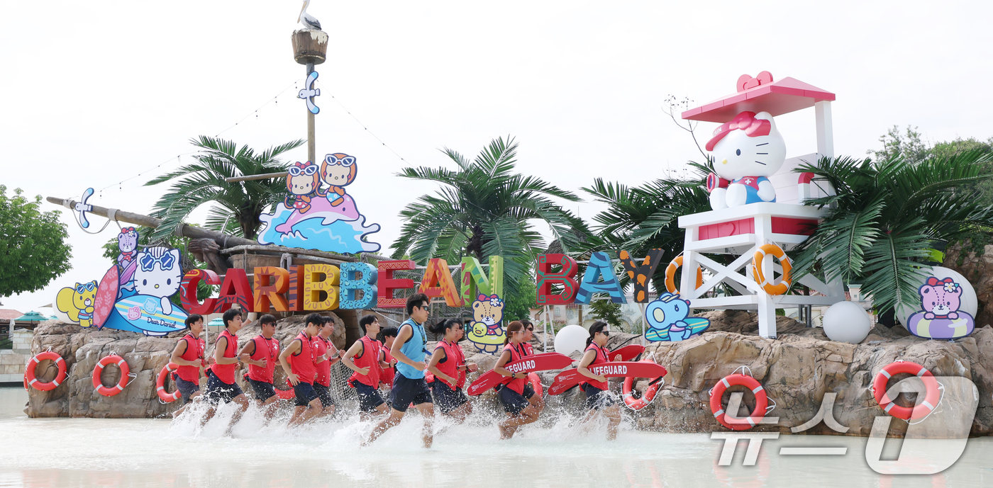 (용인=뉴스1) 김영운 기자 = 18일 경기 용인시 처인구 캐리비안 베이에서 라이프가드들이 수상 인명구조 모의훈련을 하고 있다.산리오캐릭터즈와 콜라보한 여름축제 '헬로 썸머 파티' …