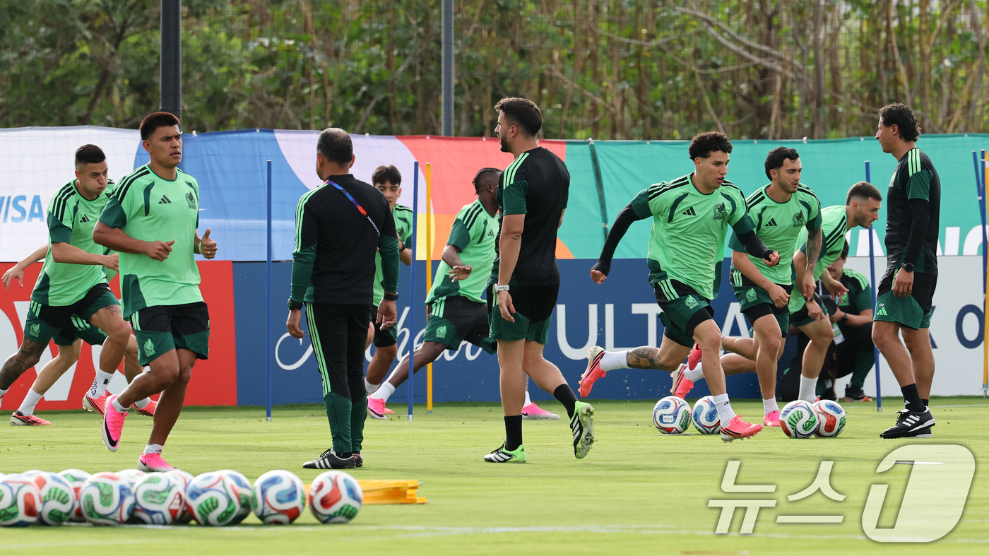 (과달라하라(멕시코)=뉴스1) 임세영 기자 = 멕시코 축구 국가대표팀 선수들이 2026 북중미 월드컵 대한민국과의 조별리그 2차전을 하루 앞둔 17일(현지시간) 멕시코 과달라하라 …
