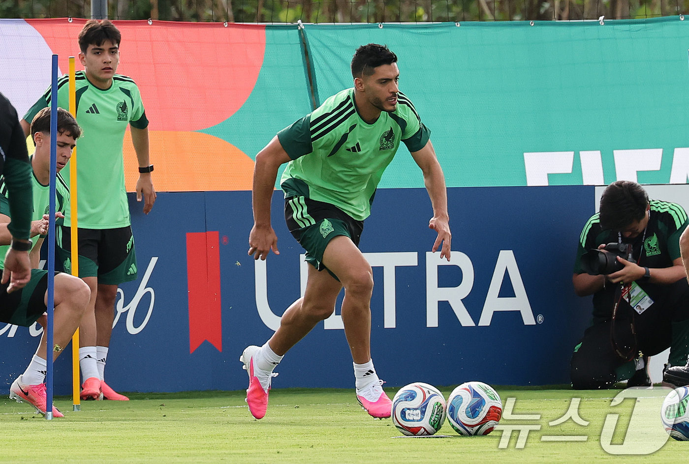 (과달라하라(멕시코)=뉴스1) 임세영 기자 = 멕시코 축구 국가대표팀 라울 히메네스가 2026 북중미 월드컵 대한민국과의 조별리그 2차전을 하루 앞둔 17일(현지시간) 멕시코 과달 …