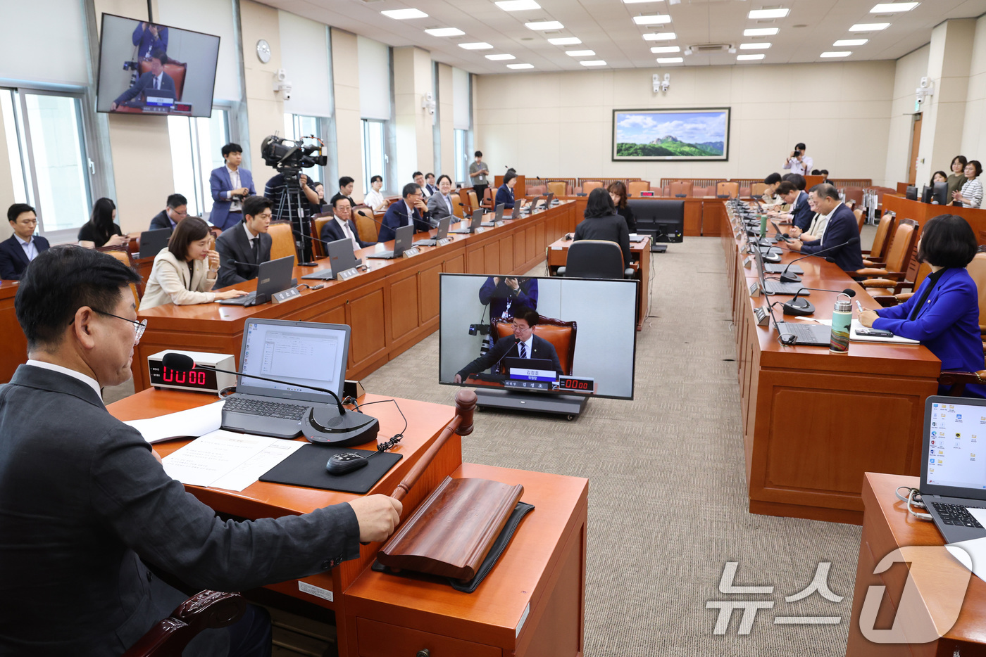 (서울=뉴스1) 신웅수 기자 = 김정호 위원장이 18일 서울 여의도 국회에서 열린 기후위기 특별위원회 전체회의에서 의사봉을 두드리고 있다. 2026.6.18/뉴스1