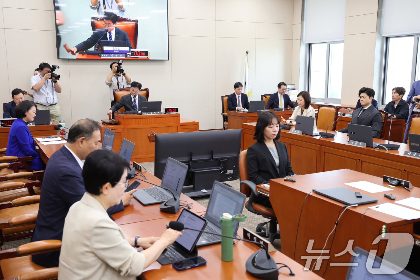(서울=뉴스1) 신웅수 기자 = 김정호 위원장이 18일 서울 여의도 국회에서 열린 기후위기 특별위원회 전체회의에서 의사봉을 두드리고 있다. 2026.6.18/뉴스1