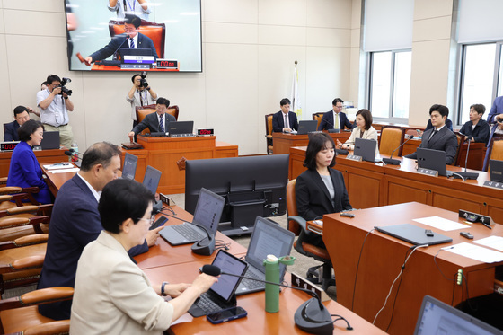 안건 통과시키는 김정호 기후위기특위 위원장