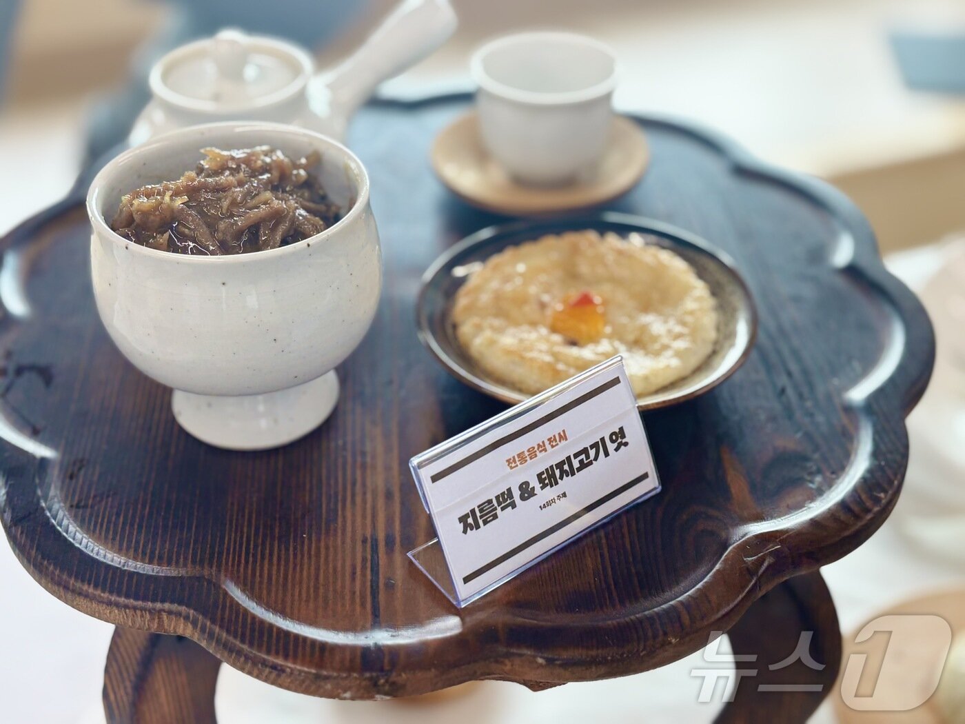 본문 이미지 - 제주 식도락 여행 프로그램 '식도락 '제주미(味)행'에서 체험할 수 있는 제주 전통음식 지름떡과 돼지고기 엿.2026.6.18 ⓒ 뉴스1 홍수영 기자