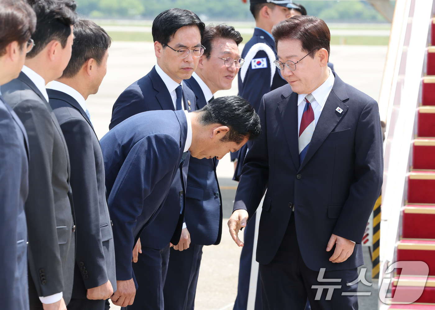 (성남=뉴스1) 허경 기자 = 주요 7개국(G7) 정상회의 일정을 마친 이재명 대통령이 18일 경기 성남 서울공항에 도착해 정청래 더불어민주당 대표와 인사를 나누고 있다. 2026 …