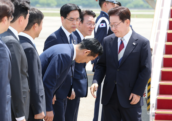 유럽순방서 귀국한 李대통령, 정청래 90도 인사에 "수고했습니다"