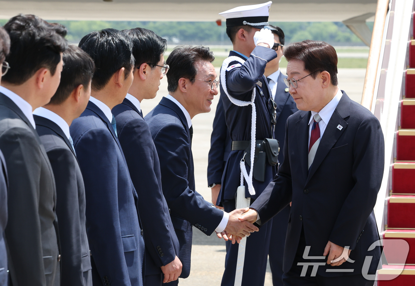 (성남=뉴스1) 허경 기자 = 주요 7개국(G7) 정상회의 일정을 마친 이재명 대통령이 18일 경기 성남 서울공항에 도착해 김민석 국무총리와 인사를 나누고 있다. 2026.6.18 …
