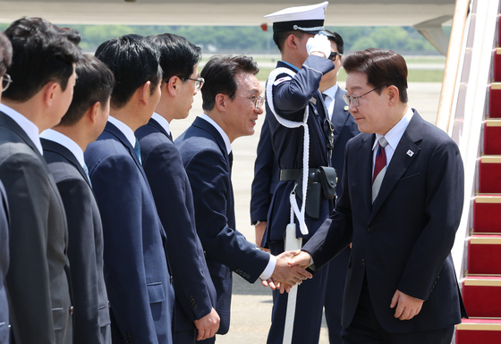 김민석 총리와 인사하는 이재명 대통령