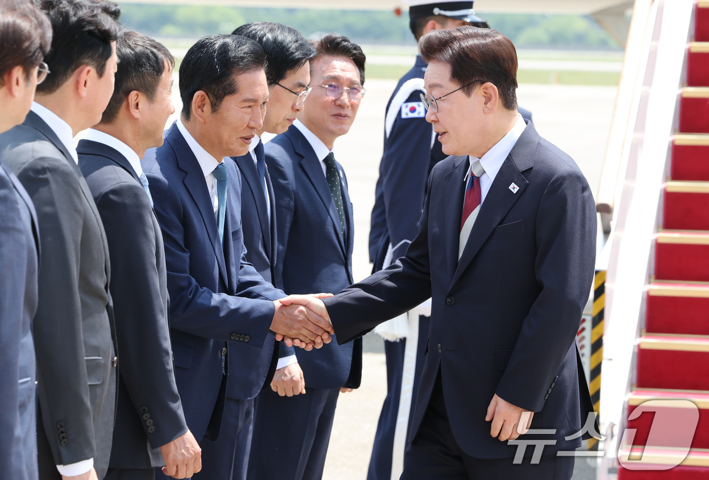 (성남=뉴스1) 허경 기자 = 주요 7개국(G7) 정상회의 일정을 마친 이재명 대통령이 21일 경기 성남 서울공항에 도착해 정청래 더불어민주당 대표와 인사를 나누고 있다. 2026 …