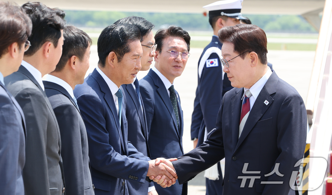 (성남=뉴스1) 허경 기자 = 주요 7개국(G7) 정상회의 일정을 마친 이재명 대통령이 18일 경기 성남 서울공항에 도착해 정청래 더불어민주당 대표와 인사를 나누고 있다. 2026 …
