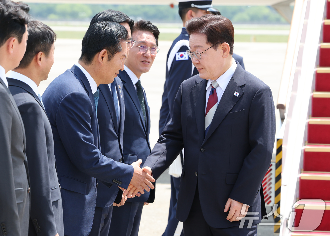(성남=뉴스1) 허경 기자 = 주요 7개국(G7) 정상회의 일정을 마친 이재명 대통령이 18일 경기 성남 서울공항에 도착해 정청래 더불어민주당 대표와 인사를 나누고 있다. 2026 …