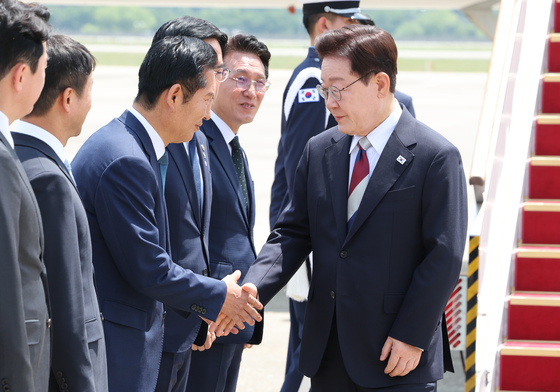 정청래 대표와 인사하는 이재명 대통령