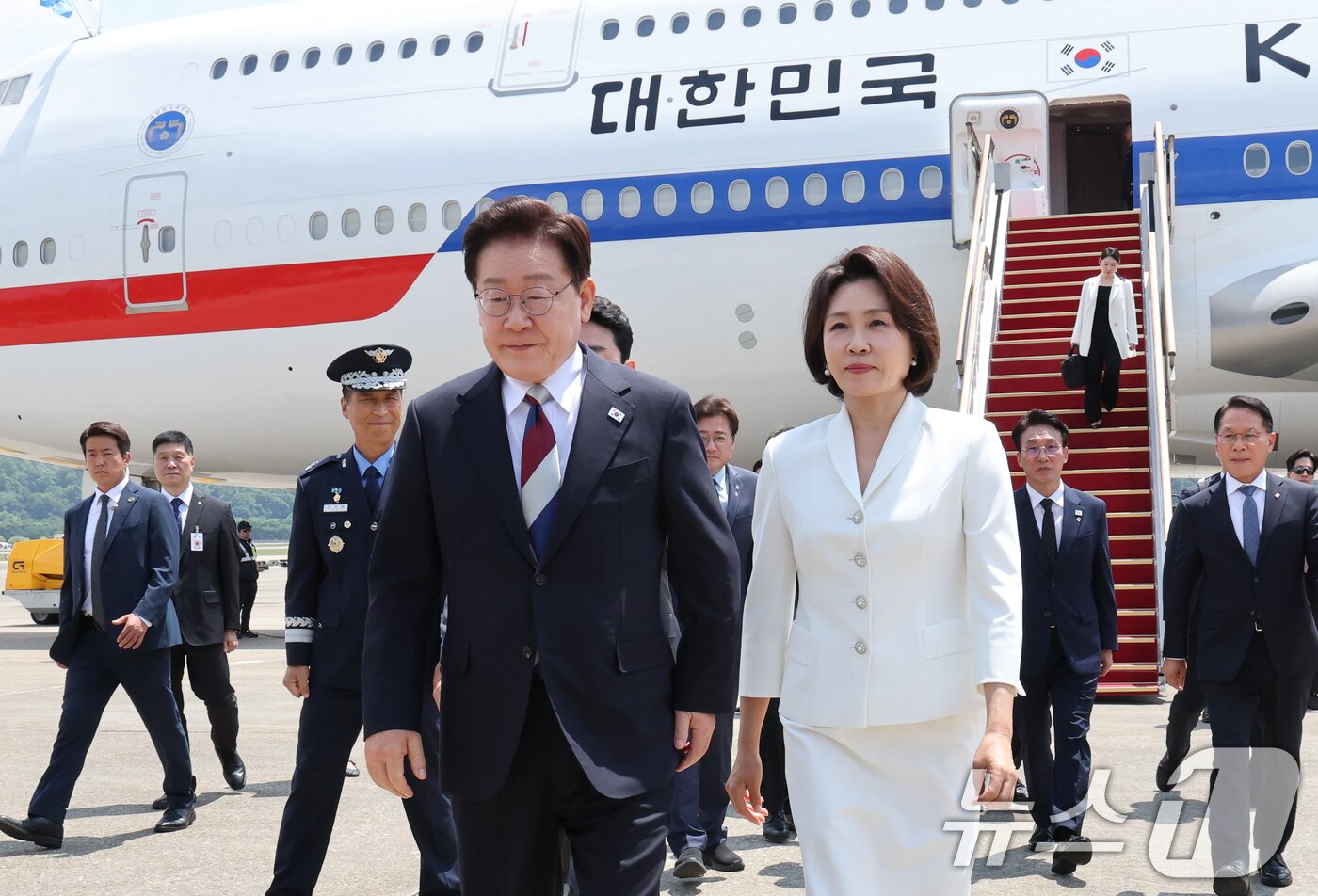 본문 이미지 - 주요 7개국(G7) 정상회의 일정을 마친 이재명 대통령과 김혜경 여사가 18일 경기 성남 서울공항에 도착해 이동하고 있다. 2026.6.18 ⓒ 뉴스1 허경 기자