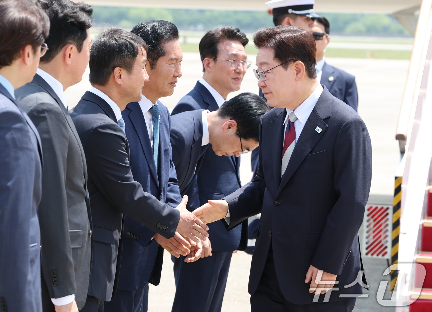 본문 이미지 - 주요 7개국(G7) 정상회의 일정을 마친 이재명 대통령이 18일 경기 성남 서울공항에 도착해 한병도 더불어민주당 원내대표와 인사를 나누고 있다. 2026.6.18 ⓒ 뉴스1 허경 기자