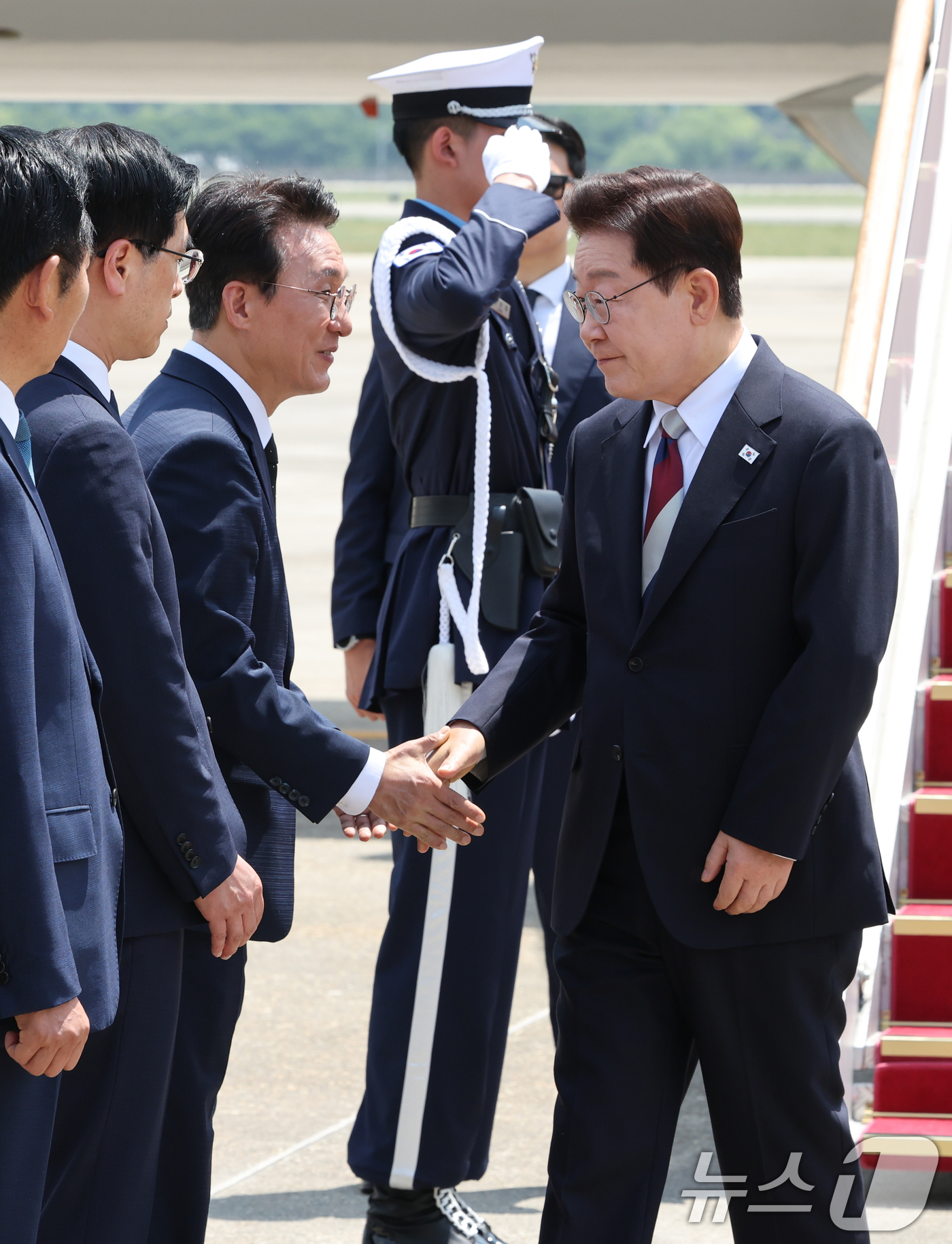 (성남=뉴스1) 허경 기자 = 주요 7개국(G7) 정상회의 일정을 마친 이재명 대통령이 18일 경기 성남 서울공항에 도착해 김민석 국무총리와 인사를 나누고 있다. 2026.6.18 …